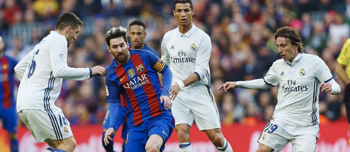 Piłkarze Barcelony zremisowali u siebie z Realem Madryt 1:1 (0:0) w 233. w historii El Clasico. Po 14 kolejkach ekstraklasy broniący tytułu Katalończycy tracą sześć punktów do pierwszych w tabeli "Królewskich", którzy zachowali status jedynej niepokonanej drużyny.