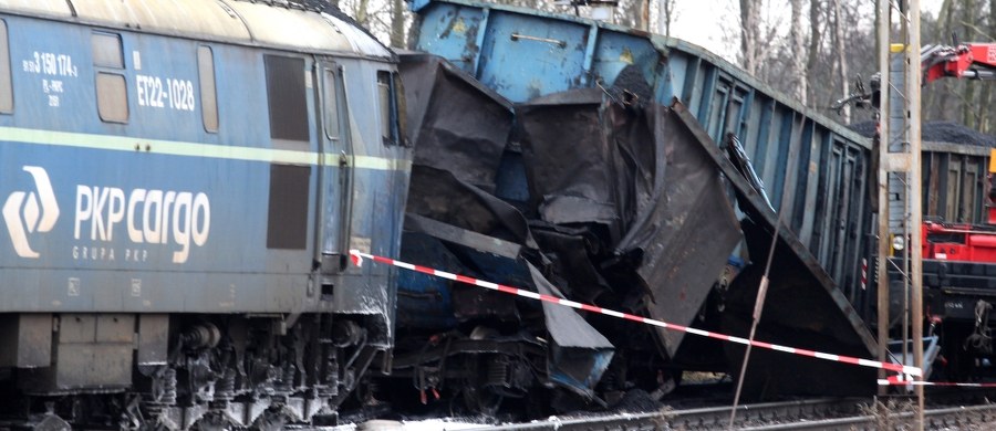 W sobotę wieczorem przywrócono ruch kolejowy między Zawierciem a Myszkowem (Śląskie), gdzie w piątek doszło do zderzenia dwóch pociągów towarowych. Wypadek zdezorganizował ruch na jednym z głównych szlaków kolejowych, łączących Górny Śląsk z Częstochową.