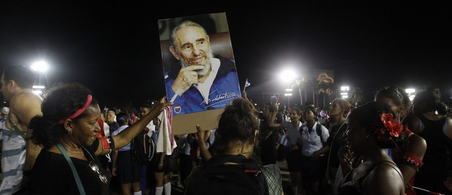 ​Dziesiątki tysięcy osób żegnało przywódcę kubańskiej rewolucji Fidela Castro w Santiago de Cuba. Na placu Antonio Maceo skandowano "Fidelu, twój naród jest przy tobie".
