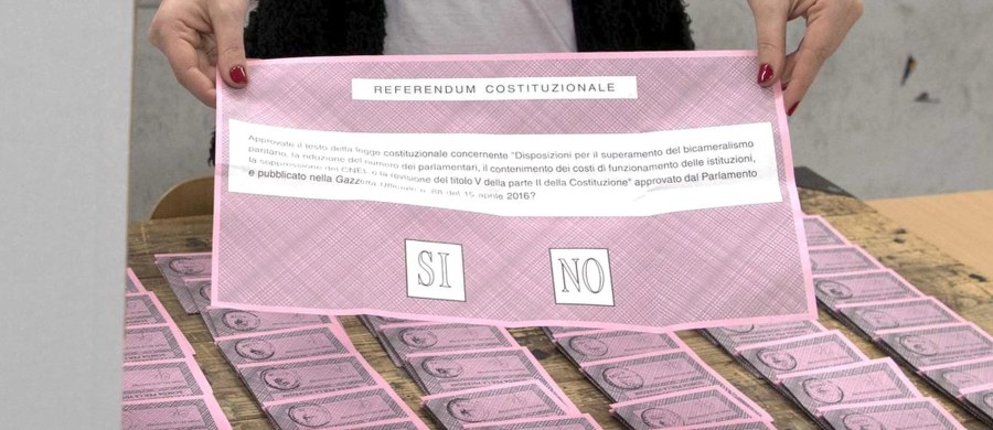 47 zmian w ustawie zasadniczej dotyczy trwające dzisiaj we Włoszech referendum konstytucyjne. Plebiscyt zadecyduje o przyszłości rządu Matteo Renziego i życia politycznego kraju, na jego wyniki oczekują Unia Europejska, wiele światowych stolic i rynki finansowe. Frekwencja nie będzie decydować o ważności referendum, ale - jak się przypuszcza - może być dość wysoka ze względu na duże zainteresowanie obywateli.