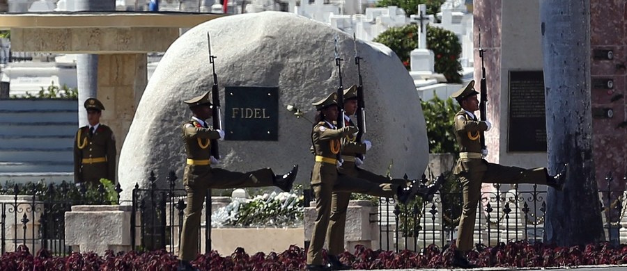 Urna z prochami przywódcy rewolucji kubańskiej i byłego prezydenta Kuby Fidela Castro, który zmarł w wieku 90 lat, spoczęła w niedzielę na cmentarzu Santa Ifigenia w Santiago de Cuba. Pogrzeb miał charakter prywatny. Odbył się z udziałem rodziny i przyjaciół.