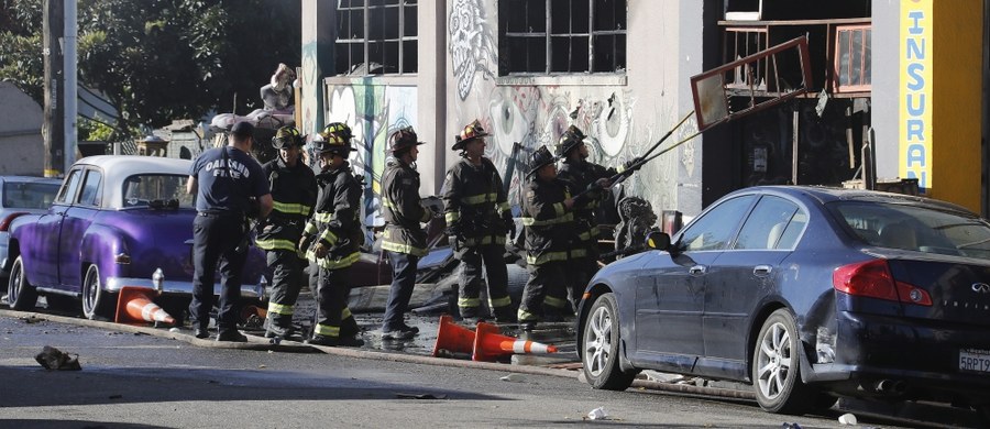 W pożarze w Oakland w Kalifornii, który wybuchł podczas imprezy muzycznej zorganizowanej w dawnym magazynie, zginęło co najmniej 30 osób. Wśród ofiar są cudzoziemcy - oświadczył w niedzielę na konferencji prasowej rzecznik miejscowej policji Ray Kelly.