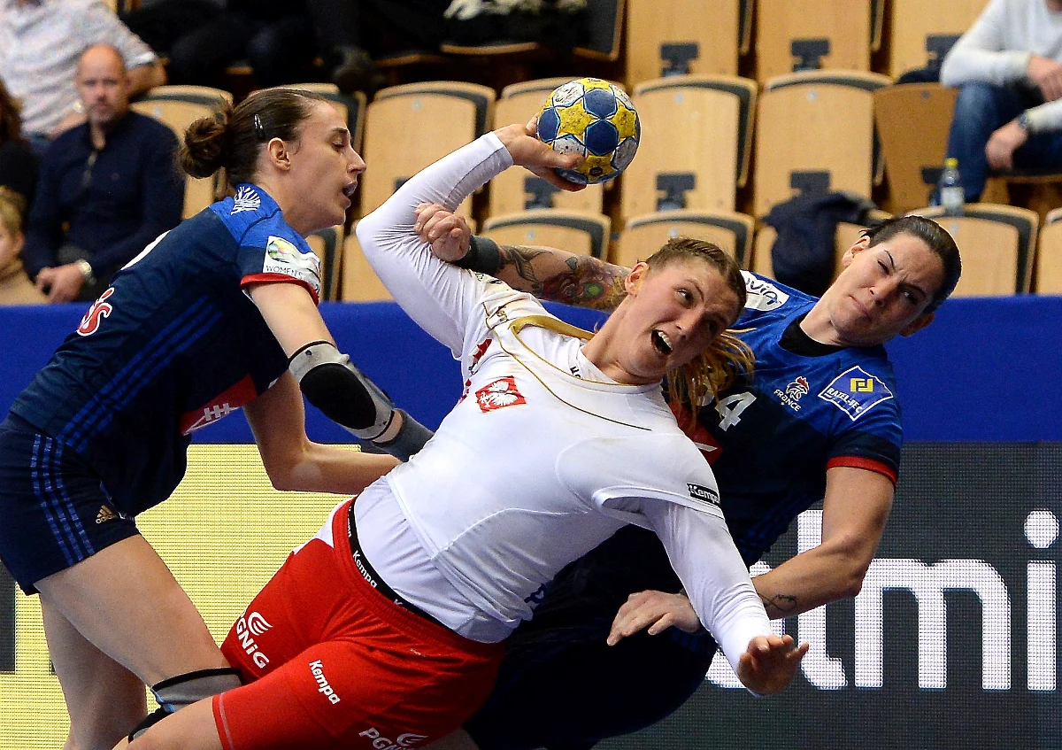 Polska przegrała w szwedzkim Kristianstad z Francją 22:31 (9:15) w swoim pierwszym meczu grupy B turnieju finałowego mistrzostw Europy piłkarek ręcznych.
