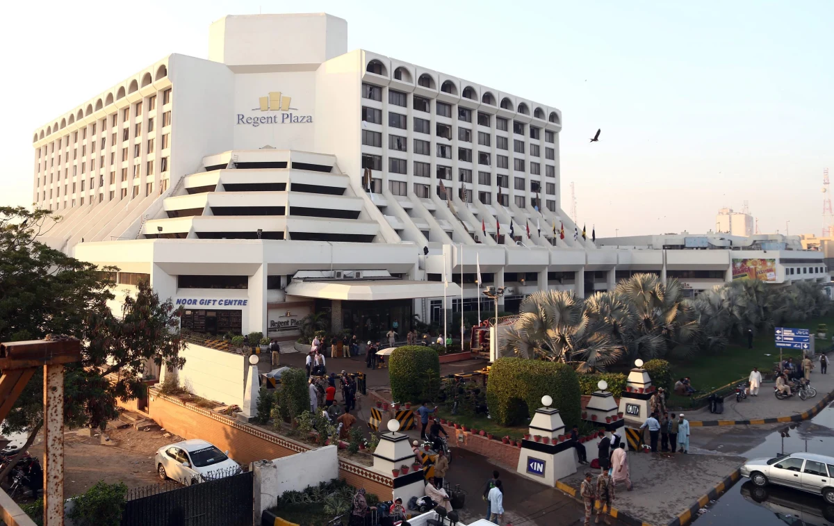 Co najmniej 11 osób zginęło, a 75 odniosło obrażenia w pożarze czterogwiazdkowego hotelu w Karaczi na południu Pakistanu. Ogień pojawił się, gdy wszyscy spali.