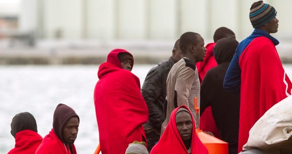 Ciała 16 migrantów znalazły na pokładach łodzi na Morzu Śródziemnym służby ratunkowe podczas serii operacji, w trakcie których przyszły z pomocą uciekinierom z Afryki. Łącznie uratowano około 800 migrantów - podała włoska Straż Przybrzeżna.