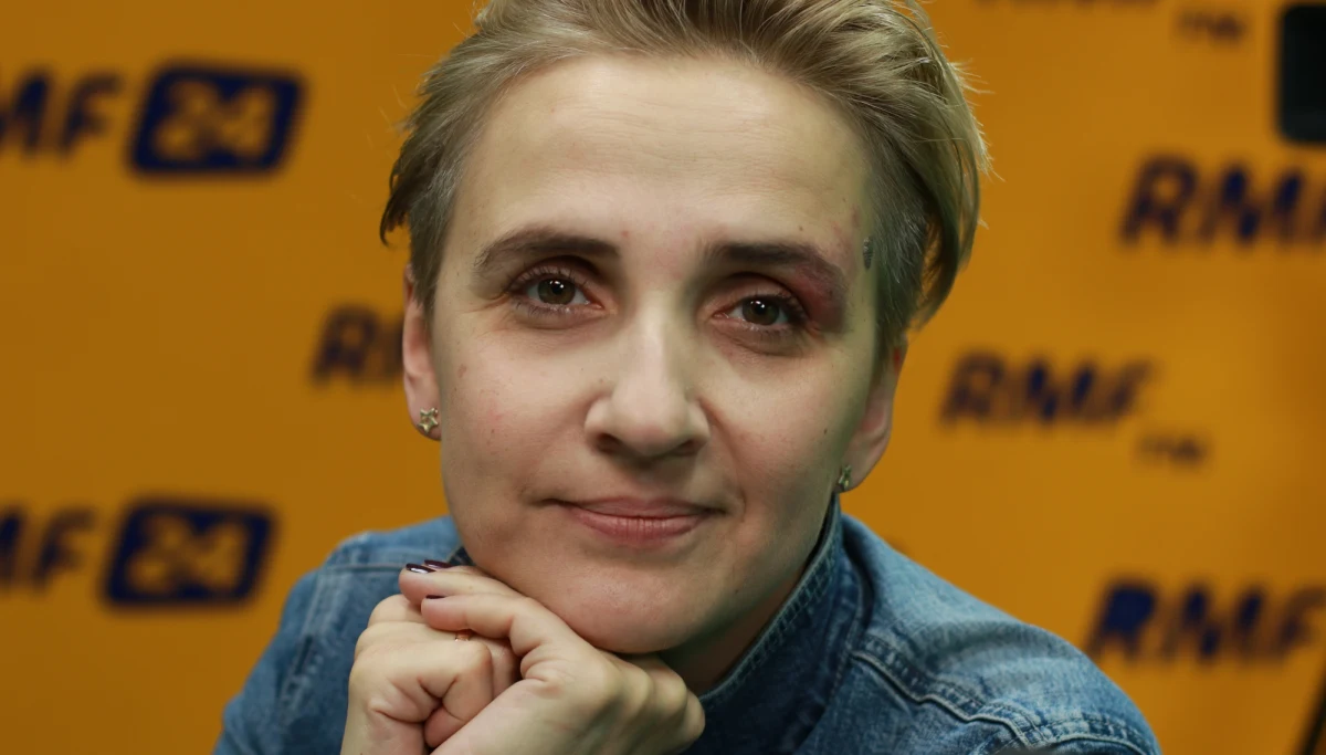 „Do mojego biura przychodzą żołnierze i mówią, że nie są zadowoleni ze swojego zwierzchnictwa” – tak Joanna Scheuring-Wielgus z Nowoczesnej tłumaczy, skąd wzięła się odezwa do żołnierzy i policjantów, by wzięli udział w demonstracji przeciwko rządowi Prawa i Sprawiedliwości. Taka manifestacja ma się odbyć 13 grudnia. „Zachęcam wszystkich, by 13 grudnia sprzeciwić się rządom PiS” – powiedziała nam posłanka Joanna Scheuring-Wielgus. „Dla mnie PiS to jest taka formacja, która dzieli społeczeństwo. (…) Obciachem jest należenie do PiS” - powiedziała w internetowej części rozmowy Joanna Scheuring-Wielgus. Przyznała też, że niektórzy z działaczy partii opozycyjnych chcą przejść do Nowoczesnej. „Są tacy chętni, mówię o posłach” – mówiła. Odniosła się do programu 500+. „Każdy odpowiedzialny rodzic powinien brać te pieniądze” – uznała dodając, że „bardzo ważne jest to, aby po roku sprawdzić, co było dobre, a co złe” w sztandarowym projekcie PiS. 