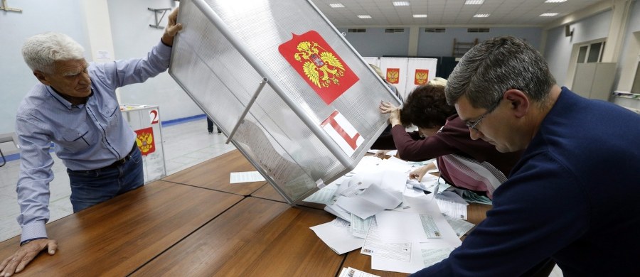 ​"Nowaja Gazieta" publikuje protokoły komisji wyborczych w podmoskiewskich Mytiszczach na wrześniowych wyborach parlamentarnych. Z ustaleń gazety wynika, że w 68 komisjach na 96 dane były inne, niż pokazał elektroniczny system liczenia głosów.