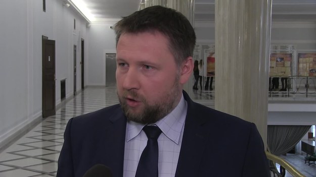 Kieriwński (PO) o niedopatrzeniach i łamaniu procedur przez PiS (TV Interia).