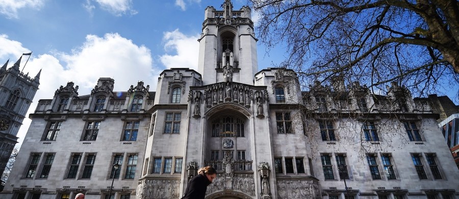 ​Sąd Apelacyjny w Londynie rozpoczął rozpatrywanie odwołania od werdyktu w sprawie Brexitu. Przed miesiącem niższa instancja zadecydowała, że to parlament, a nie rząd premier Theresy May, powinien uruchomić procedurę rozwodową z Unią Europejską. Jedenastu sędziów, którzy rozpatrzą apelację, stoi na straży konstytucji. Brytyjskie prawo opiera się na precedensach, a Brexit eksplodował w historii po raz pierwszy. To sędziowie zadecydują jaka będzie jego siła rażenia.