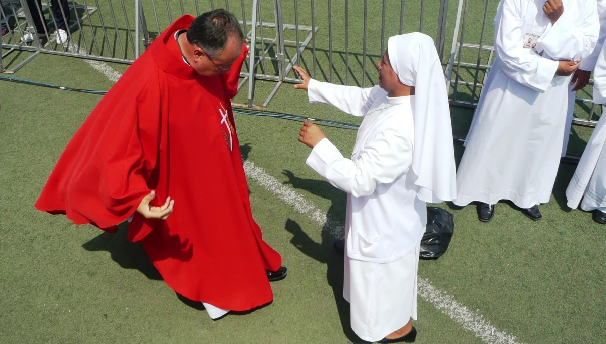 To było dokładnie rok temu. Wielobarwne, usypane uliczne kobierce ku czci polskich męczenników w Peru- dywany z płatków kwietnych, barwionych trocin, owoców i kamieni - to ludowa forma hołdu oddanego Zbigniewowi Strzałkowskiemu i Michałowi Tomaszkowi . Ta andyjska tradycja przełożyła się na styl mojego reportażu na temat franciszkańskich męczenników zamordowanych 9 sierpnia 1991 w Pariacoto, w Peru przez komunistycznych terrorystów ze "Świetlistego Szlaku" (Sendero Luminoso). 5 grudnia 2015 roku w Chimbote w Peru odbyła się beatyfikacja Polaków. Miałem zaszczyt brać udział w tych uroczystościach. Dla mnie świat sacrum połączył się z tym, co wyrasta bezpośrednio z ziemi, tamtej pięknej i surowej ziemi.     