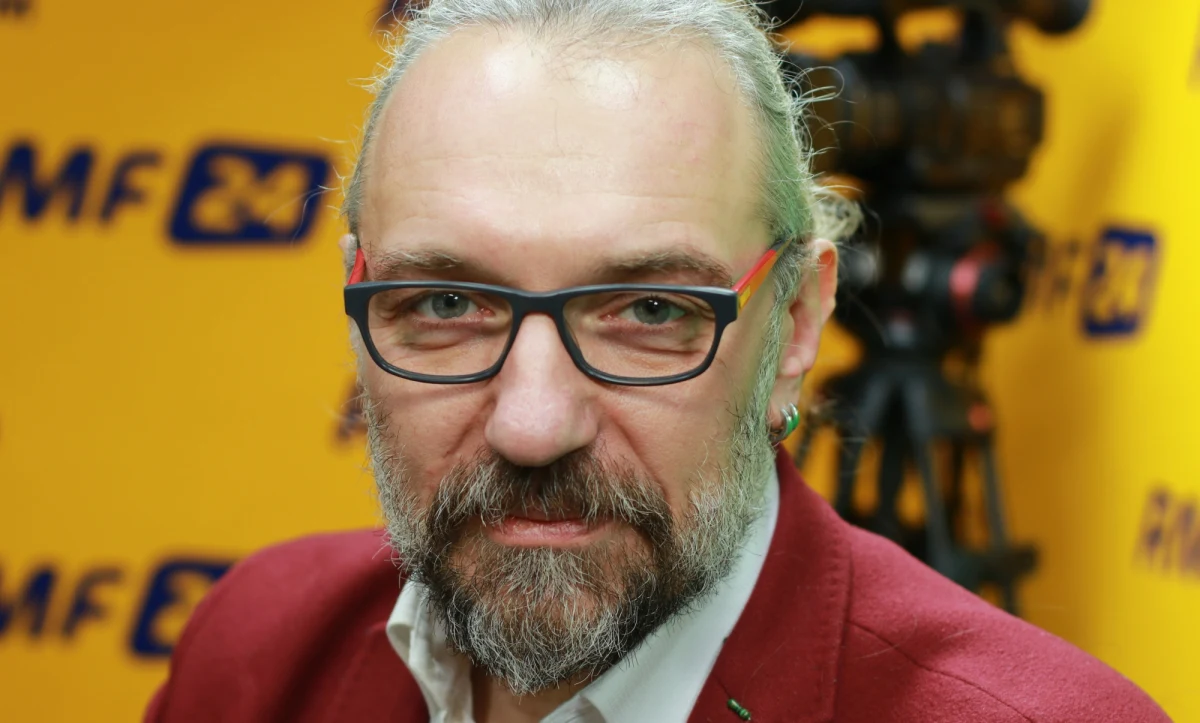 "Polacy nie mają obowiązku podporządkowywać się prawu, które łamie podstawowe prawa człowieka" - mówił lider KOD Mateusz Kijowski, pytany w Popołudniowej rozmowie w RMF FM o to, co znaczy "wypowiedzieć posłuszeństwo" rządom PiS. Jak zaznaczył: "Nie mówimy o prawie jako całości - mówimy o konkretnych przepisach, konkretnych ustawach. Uważam, że Polacy nie są zobowiązani do przestrzegania ustawy o zgromadzeniach w takiej formie, w jakiej została ona przyjęta przez Sejm". Odnosząc się do tej ustawy, Kijowski zauważył również, że "nigdy (wcześniej) większość parlamentarna nie zapisała w ustawie, nie przegłosowała tego w Sejmie, że wszyscy obywatele są równi, ale niektórzy są równiejsi". Pytany przez Marcina Zaborskiego o wybranie daty 13 grudnia, powiedział: "Pojawiło się wiele sporów (…). Dostałem nawet list od działaczy regionu wielkopolskiego ‘Solidarności’ lat 1980-89, że to jest zła data i nie należy wtedy ogłaszać strajku. Ale po ostatnich wydarzeniach, po aresztowaniu Piniora, po ustawie o zgromadzeniach, wiele osób z tamtej opozycji - łącznie z tymi, którzy podpisali ten list - zmieniło pogląd. Stwierdzili, że jednak w tej chwili trzeba protestować trzynastego".