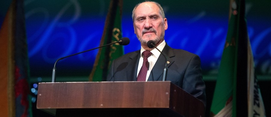 Polska węglem stoi i to się nie zmieni – podkreślił minister obrony narodowej Antoni Macierewicz, który wziął udział w centralnych uroczystościach z okazji Dnia Górnika w Bełchatowie. Stwierdził też, że „od górników zależy bezpieczeństwo, bez którego nie ma niepodległości, niezawisłości i demokracji”.