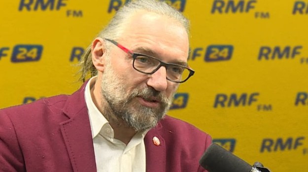 "Polacy nie mają obowiązku podporządkowywać się prawu, które łamie podstawowe prawa człowieka" - mówił lider KOD Mateusz Kijowski, pytany w Popołudniowej rozmowie w RMF FM o to, co znaczy "wypowiedzieć posłuszeństwo" rządom PiS. Jak zaznaczył: "Nie mówimy o prawie jako całości - mówimy o konkretnych przepisach, konkretnych ustawach. Uważam, że Polacy nie są zobowiązani do przestrzegania ustawy o zgromadzeniach w takiej formie, w jakiej została ona przyjęta przez Sejm". 