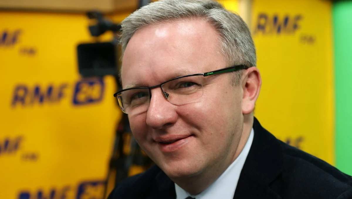 „Mieliśmy, jako Kancelaria Prezydenta RP, kontakt z ekipą Donalda Trumpa w trakcie kampanii” – mówi w Porannej rozmowie RMF FM Krzysztof Szczerski. Minister kancelarii prezydenta dodaje: „Przygotowujemy się do współpracy z Trumpem”. Podkreśla, że nie należy obawiać się Ameryki pod rządami Trumpa. „Interesem Ameryki jest silne NATO” – twierdzi. I wyjaśnia, że „polityka zagraniczna Donalda Trumpa zależy od tego, jak ukształtuje on swoją administrację”. „W relacjach polsko-amerykańskich wielkich zmian nie będzie” – zapewnia Krzysztof Szczerski. "Prezydent Duda w sprawie Mistrali ma informacje sprawdzone i ma absolutną rację" - zapewnia jego minister Krzysztof Szczerski. Chodzi o wypowiedź szefa MON, że Mistrale zostały sprzedane Rosji przez Egipt "za jednego dolara. Andrzej Duda twierdzi, że ma odmienną wiedzę na ten temat. 