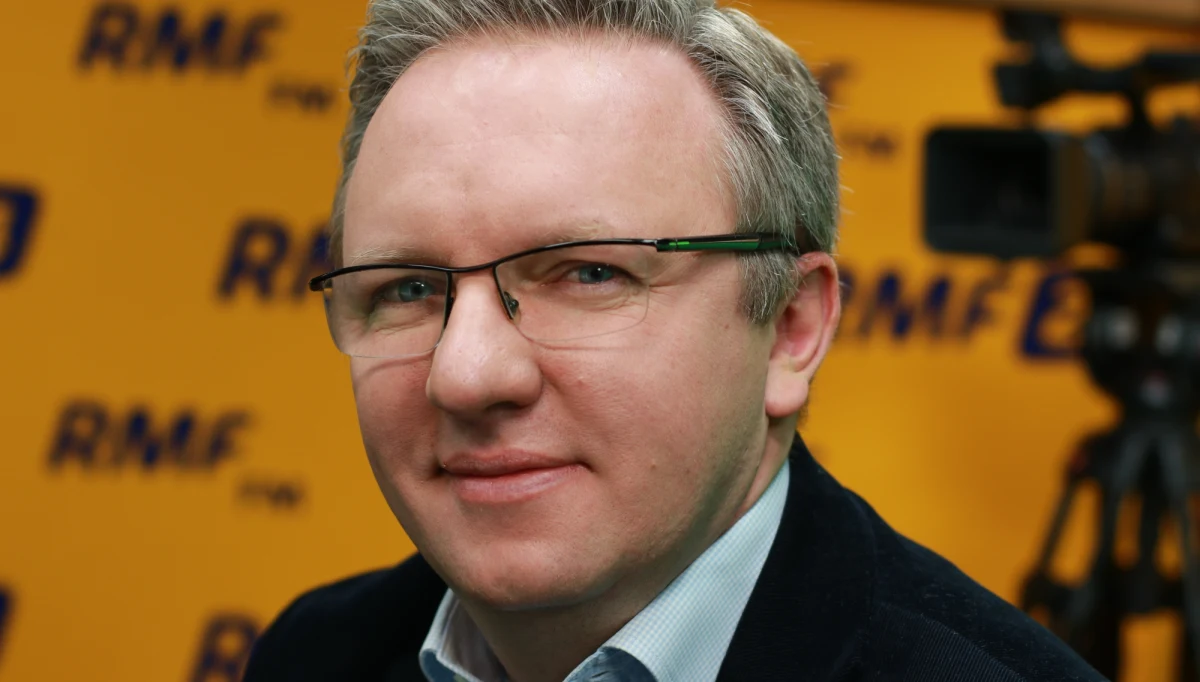 "Otrzymałem od Waszczykowskiego wyczerpującą odpowiedź w sprawie Roberta Greya" – tak minister Kancelarii Prezydenta RP Krzysztof Szczerski odpowiada na pytanie, co było przyczyną dymisji wiceszefa polskiej dyplomacji. "Nigdy nie będę ingerował w decyzje mojego kolegi Witka Waszczykowskiego" – zapewniał w Porannej rozmowie w RMF FM. W internetowej części rozmowy minister Szczerski przyznał, że "są wątpliwości w sprawie reformy edukacji". "Ostateczna ocena tej reformy zależy od tego, jaką formę przybierze" – mówił. Prezydencki minister mówił, że Andrzej Duda na razie nie ingeruje w kształt zmian w oświacie. "Jego głos jest głosem ostatnim, rozstrzygający, jeśli chodzi o porządek prac" – uznał. Robert Mazurek pytał go też o to, czy możliwy jest jakiś gest podziękowania ze strony prezydenta dla kończącego kadencję prezesa Trybunału Konstytucyjnego. "Nie było jak do tej pory ze strony Andrzeja Rzeplińskiego jakiejkolwiek prośby, żeby w sprawie TK podjąć działania o charakterze kompromisowym, wręcz przeciwnie" – mówił Krzysztof Szczerski. Zapowiedź Rzeplińskiego o niepodejmowaniu żadnych funkcji politycznych w przyszłości skwitował: "Będziemy trzymać go za słowo".