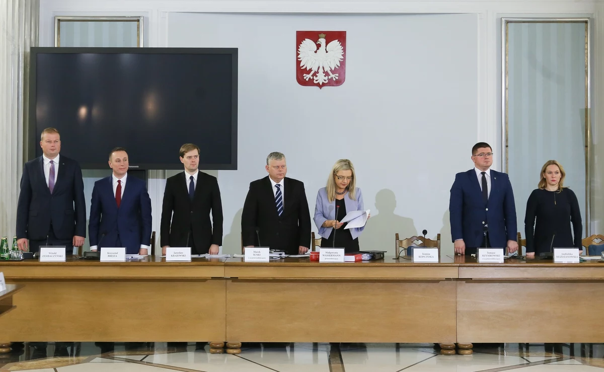 Jacek Radoniewicz z Prokuratury Krajowej i zastępca Prokuratora Okręgowego w Gdańsku Małgorzata Syguła to świadkowie, którzy dziś staną przed sejmową komisją śledczą ds. Amber Gold. Będą pytani o to, jak wyglądał nadzór nad postępowaniami dyscyplinarnymi wobec prokuratorów, którzy zajmowali się aferą. 