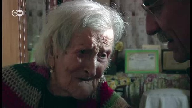 Emma Morano mieszka we Włoszech, ma aż 117 lat. Jest najstarszą kobietą na świecie, została nawet wpisana do księgi rekordów Guinnessa. Jaka jest jej recepta na długowieczność? Jak sama przyznaje, swój wiek zawdzięcza tylko i wyłącznie diecie, która składa się z... dwóch jajek i odrobiny ciasta dziennie. 
