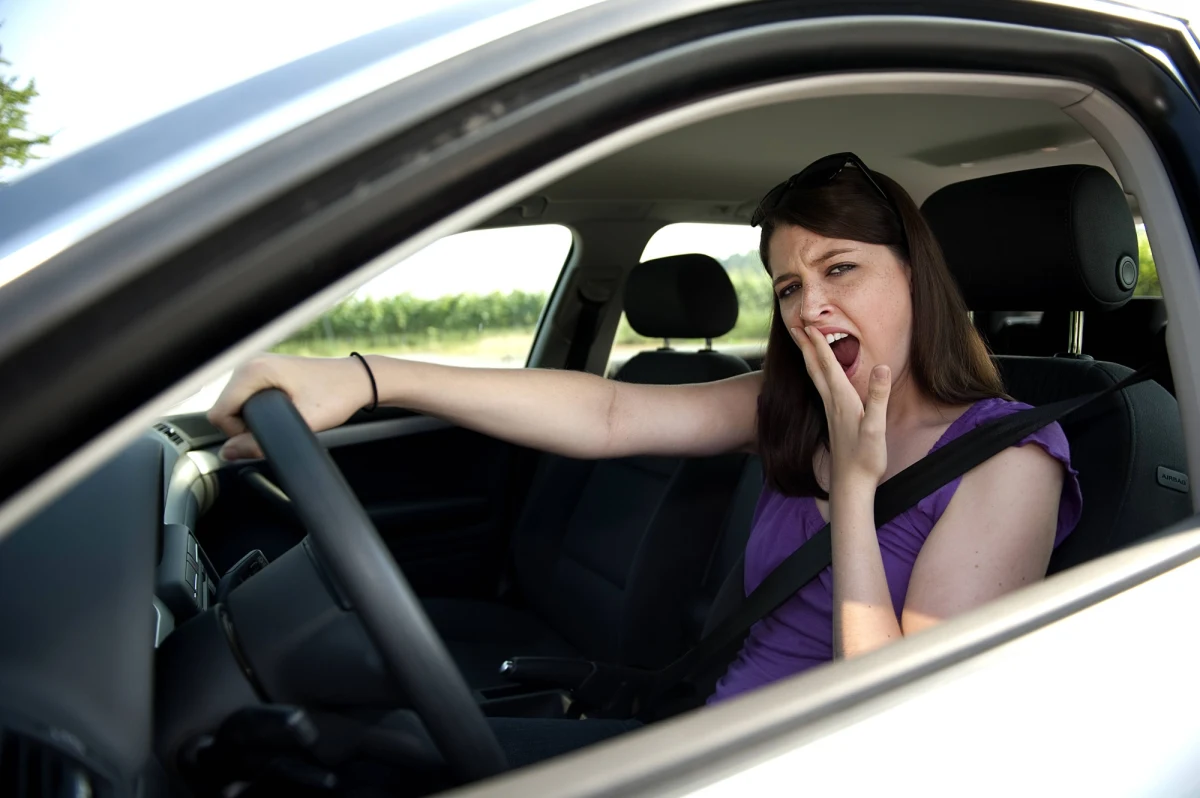 Nie spałeś przepisowych siedmiu godzin? Uważaj za kierownicą. Niewyspani znacznie częściej powodujemy wypadki. Pokazują to wyniki najnowszych badań, przeprowadzonych na zlecenie American Automobile Association (AAA). Okazuje się, że już godzina, dwie snu mniej zwiekszają ryzyko wypadku blisko dwukrotnie. Analiza danych dotyczących ponad 4500 wypadków pokazała, że każda stracona godzina snu się liczy, a jeśli spaliśmy mniej, niż pięć godzin, wsiadamy zza kierownicę jakbyśmy byli pod wpływem alkoholu.