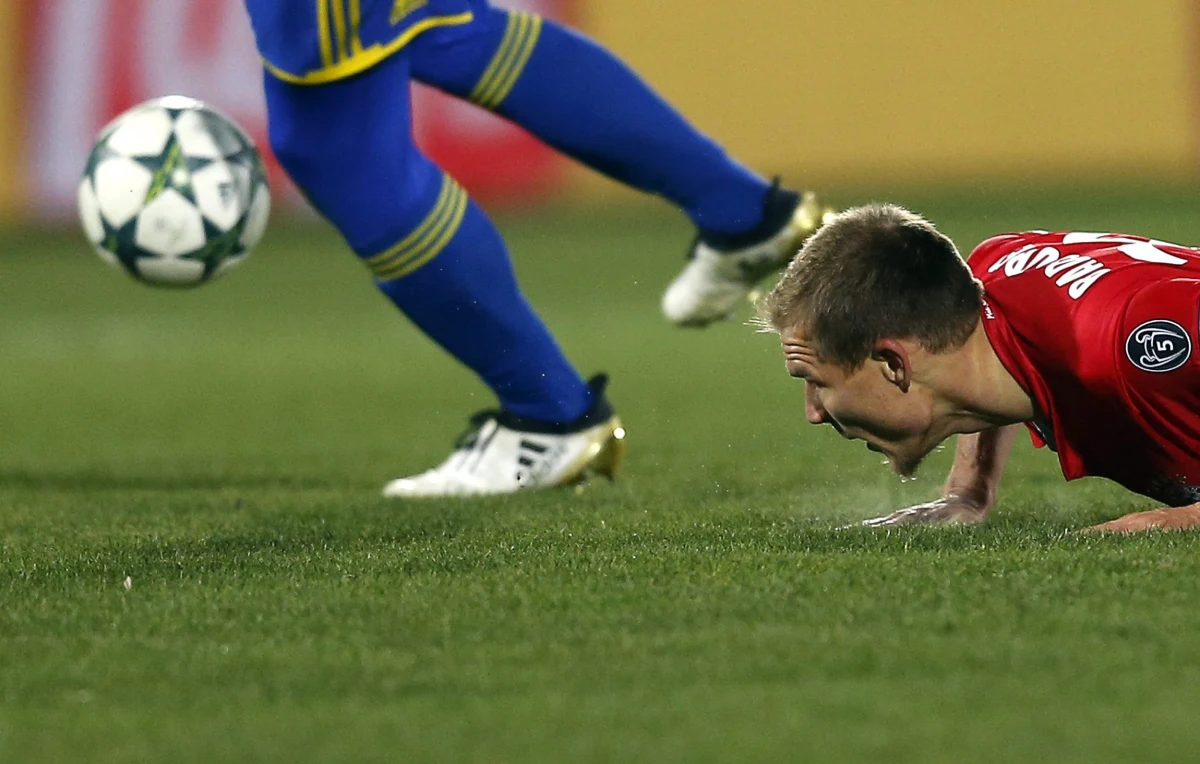 Punktualnie o 20:45 rozpocznie się dzisiaj ostatnia kolejka fazy grupowej piłkarskiej Ligi Mistrzów. W teoretycznie najciekawszym meczu Bayern Monachium zmierzy się z Atletico Madryt. Teoretycznie, bo obie drużyny mają już pewny awans. O co walczą inni?
