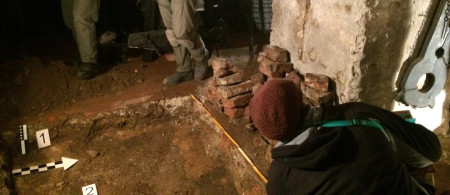 ​Pozostałości po starej skrzyni znaleźli eksploratorzy w czasie badań w Zamku Grodno na Dolnym Śląsku. W warowni ruszyły badania archeologiczne. Prace prowadzone będą w kilku miejscach, w których 8 miesięcy temu georadar wskazał anomalie. Dziś szukano między innymi podziemnego tunelu, który miał znajdować się pod posadzką jednego z pomieszczeń w piwnicy.