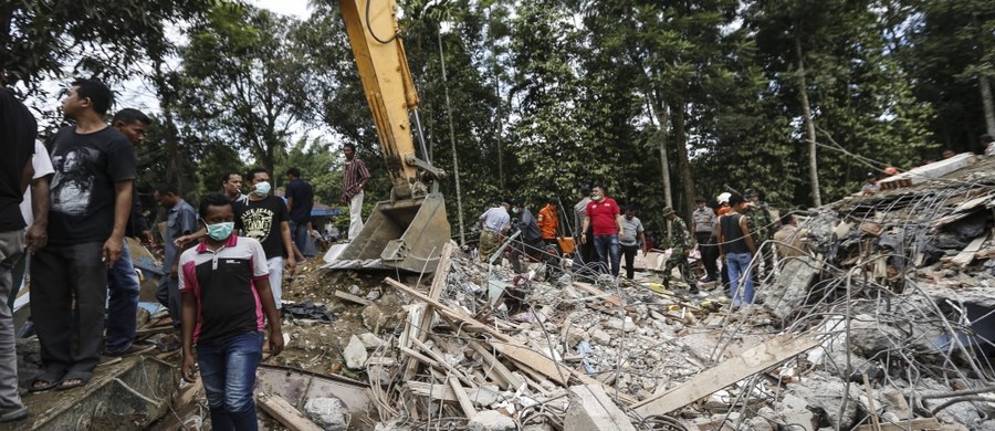 Co najmniej 97 osób zginęło w trzęsieniu ziemi o magnitudzie 6,5, które nawiedziło północną część wyspy Sumatra na zachodzie Indonezji - poinformował dowódca wojskowy w prowincji Aceh, generał Tatang Sulaiman. Światowe agencje prasowe donosiły ponadto o kilkuset rannych. W rejon trzęsienia ziemi wysłano kilka tysięcy ratowników, w tym kilkuset żołnierzy.