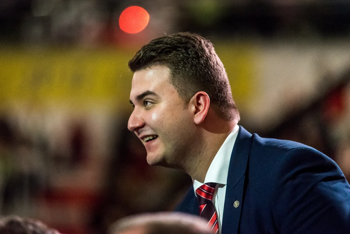 Bartłomiej Misiewicz ponownie jest rzecznikiem MON i szefem gabinetu politycznego ministra obrony - czytamy na stronach resortu. Przez ostatnie miesiące Misiewicz był zawieszony w pełnieniu funkcji. 