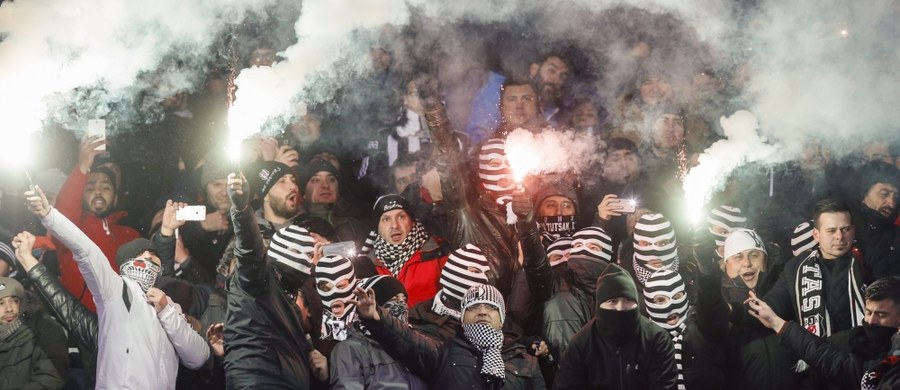 Przed wtorkowym meczem piłkarskiej Ligi Mistrzów, rozegranym miedzy kijowskim Dynamo i Besiktasem Stambuł, kibice dwóch drużyn urządzili masowe bójki przed Stadionem Olimpijskim w centrum stolicy Ukrainy – donoszą w środę miejscowe media. W starciach uczestniczyło około 300 osób.