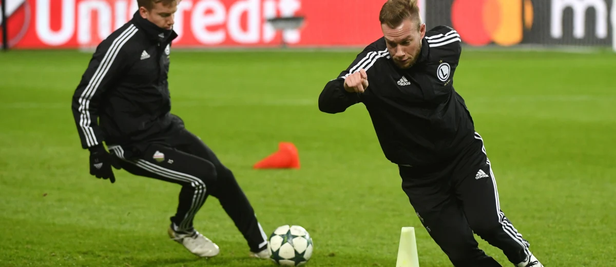 „We wrześniu bym tak nie powiedział, ale teraz jestem w stanie wyobrazić sobie zwycięstwo Legii Warszawa nad Sportingiem” – mówi w rozmowie z RMF FM prezes Pomorskiego Związku Piłki Nożnej Radosław Michalski, który przed laty grał w Lidze Mistrzów w barwach Legii i Widzewa Łódź. „Gramy przy pełnych trybunach. Przez 10-15 min. zaatakowałbym Sporting, a potem jeżeli nic nie uda się strzelić, grałbym spokojnie” – mówi eks-legionista. 