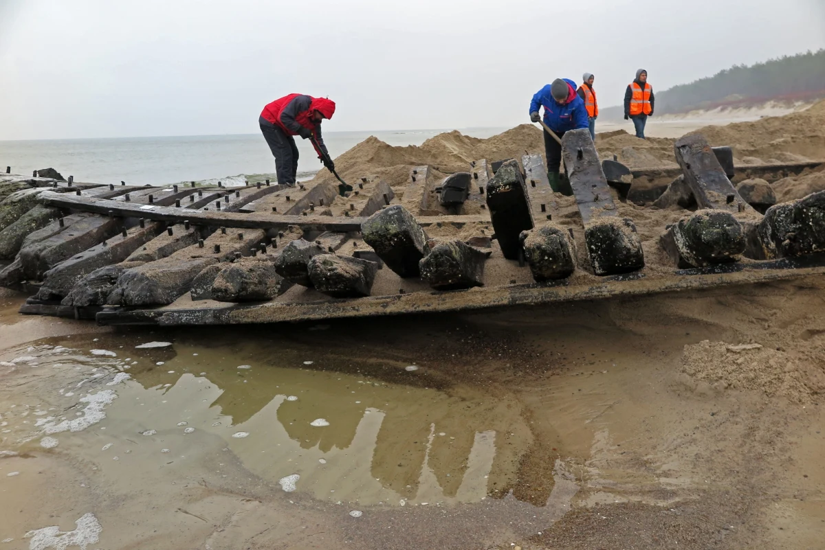 ​Muzealnicy, konserwator zabytków i budowlańcy przerzucają łopatami setki kilogramów piachu. Na plaży w Międzywodziu w Zachodniopomorskiem ruszyła akcja wydobycia starego wraku łodzi, który silny sztorm wyrzucił na morski brzeg.