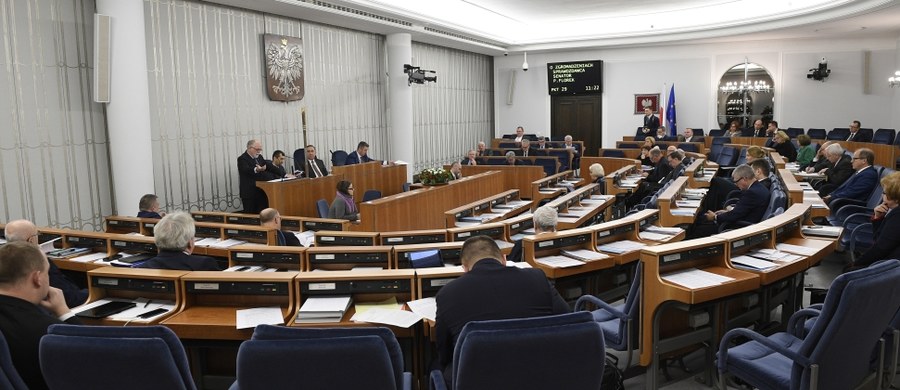 Wykreślenie przepisu dającego organom władzy publicznej, Kościołom i związkom wyznaniowym pierwszeństwo w wyborze miejsca i czasu zgromadzenia przed innymi, a także wydłużenie vacatio legis do 14 dni - to poprawki, które zaproponował Senat do ustawy o zgromadzeniach. Teraz zmianami ponownie zajmie się Sejm.