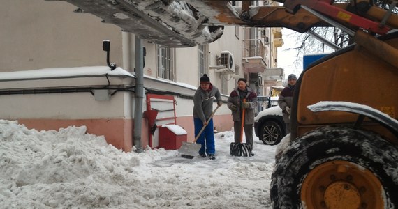 Rosja walczy ze śniegiem. Tak mroźnego i śnieżnego grudnia nie było tam od kilkunastu lat i nie chodzi o tradycyjne mroźne regiony jak Jakucja, gdzie temperatura spadała już 50 stopni poniżej zera, ale także o Moskwę paraliżowaną przez śnieg.