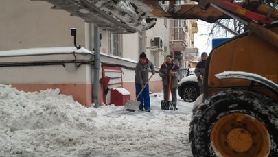 Moskwa pod śniegiem. Zaspy, zasypane samochody i chodniki