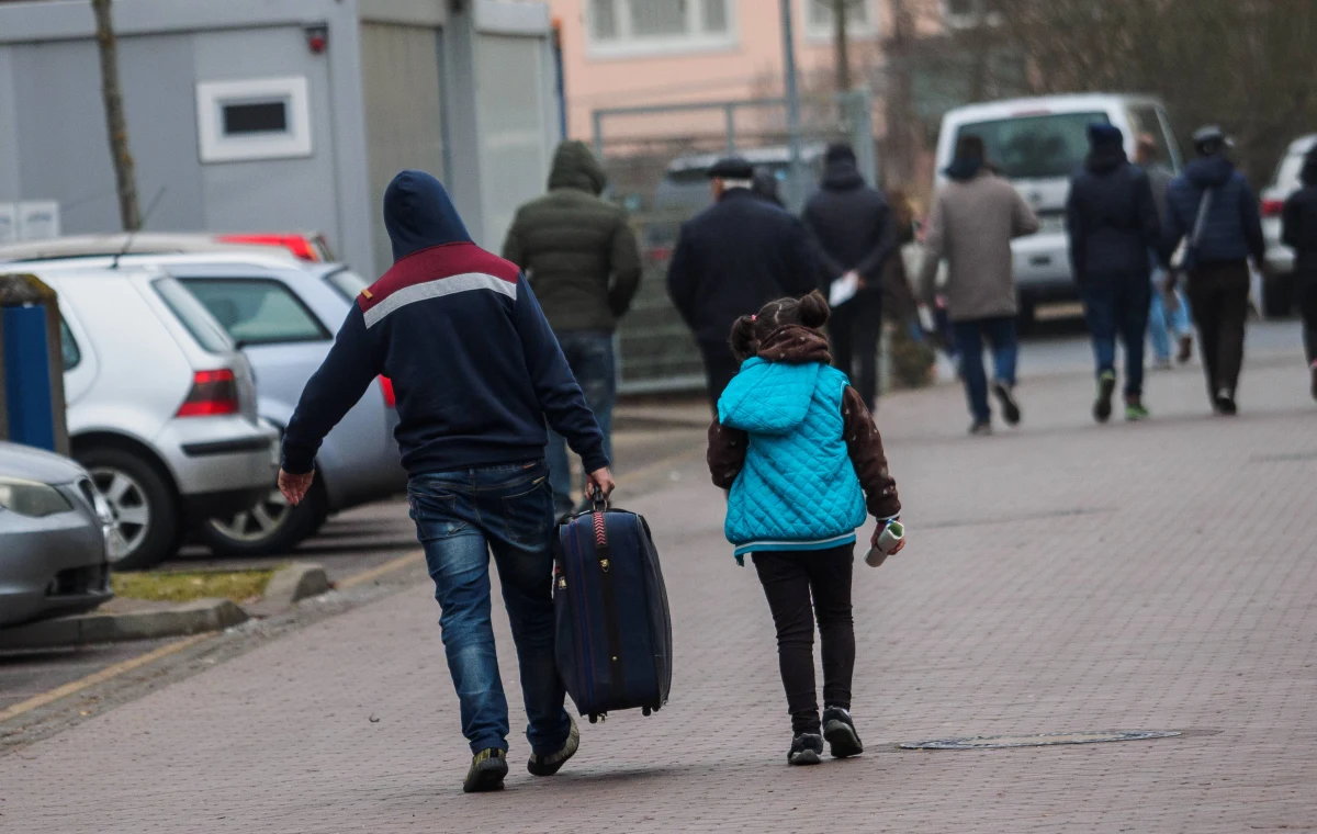 53 proc. Polaków sprzeciwia się przyjmowaniu uchodźców z krajów objętych konfliktami zbrojnymi, 43 proc. uważa, że nasz kraj powinien udzielić im schronienia, a 4 proc. nie ma zdania na ten temat - wynika z najnowszego badania CBOS przesłanego Polskiej Agencji Prasowej.