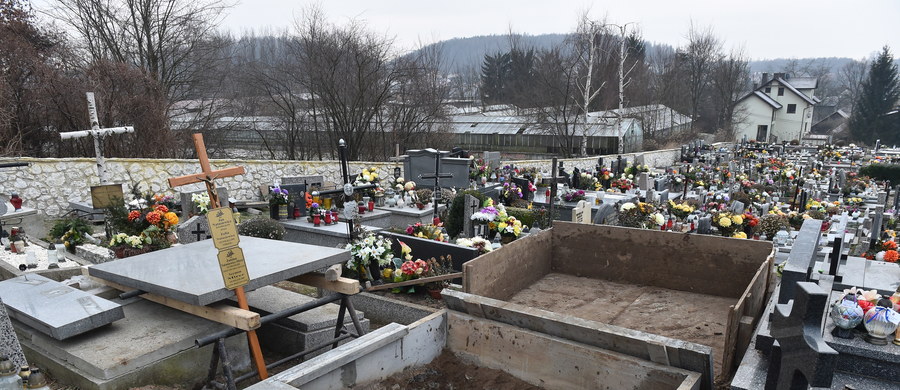 "Bezpośrednio po katastrofie smoleńskiej na wniosek strony polskiej w Rosji zostały przeprowadzone sekcje zwłok wszystkich ofiar, tylko że zrobiono je niezbyt skrupulatnie" - powiedział były prokurator generalny Andrzej Seremet. 