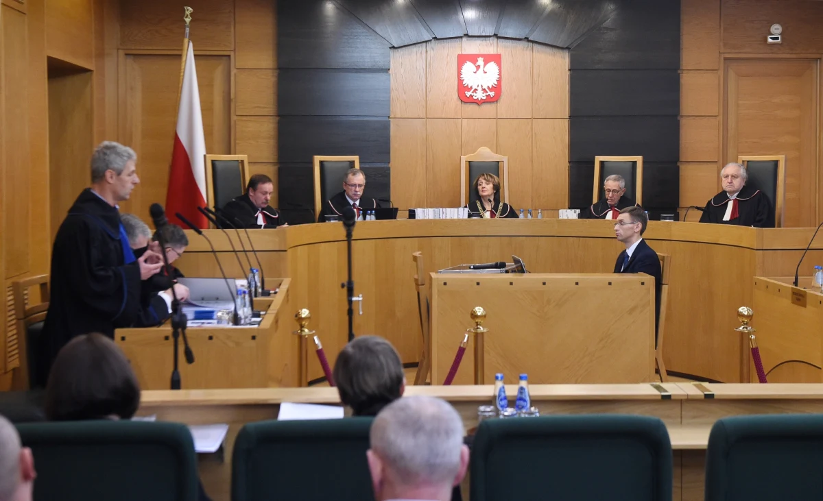 Warszawski sąd odrzucił wnioski prezesa Trybunału Konstytucyjnego o nakazanie w trybie cywilnym "powstrzymania się od wykonywania czynności sędziego TK" trzem sędziom, których Andrzej Rzepliński nie dopuszcza do orzekania. Jednym z pozwanych był prezydent Andrzej Duda. Wydanie takich nieprawomocnych postanowień przez Sąd Okręgowy w Warszawie potwierdziła rzeczniczka SO ds. cywilnych sędzia Dorota Trautman.