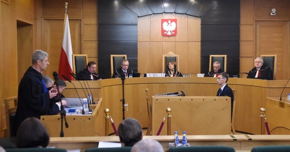 Warszawski sąd odrzucił wnioski prezesa Trybunału Konstytucyjnego o nakazanie w trybie cywilnym "powstrzymania się od wykonywania czynności sędziego TK" trzem sędziom, których Andrzej Rzepliński nie dopuszcza do orzekania. Jednym z pozwanych był prezydent Andrzej Duda. Wydanie takich nieprawomocnych postanowień przez Sąd Okręgowy w Warszawie potwierdziła rzeczniczka SO ds. cywilnych sędzia Dorota Trautman.