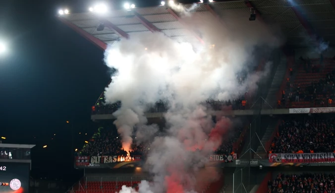 Standard Liege - Ajax Amsterdam. Sędzia przerwał mecz przez race