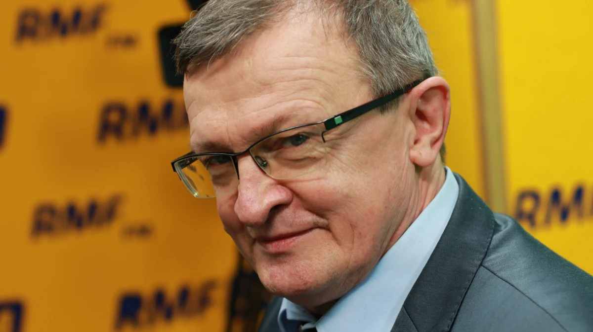 „Ja mu wierzę. Powiedział mi, że jest czysty, że nie oszukuje” - powiedział o Stanisławie Piotrowiczu w Porannej rozmowie w RMF polityk Solidarnej Polski Taduesz Cymański. Zapytany o to, czy były prokurator, a dzisiaj polityk PiS i przewodniczący sejmowej komisji sprawiedliwości Stanisław Piotrowicz powinien złożyć mandat, powiedział: „Jeżeli nie jest uczciwy, jeżeli jest inny niż patrzył mi w oczy, to tak”. „Patrzę chłodno, spokojnie i precyzyjnie” - dodał. Tadeusz Cymański pytany przez Roberta Mazurka o nieopodatkowany dochód dla posłów, powiedział: „W 1991 roku, nie dla posłów, tylko dla wszystkich Polaków, wprowadzono zwolnienie z diet. Natomiast propaganda sprawia wrażenie, że my posłowie sobie coś załatwiliśmy, czytaj - zostawiliśmy, a innych traktowaliśmy inaczej. To nie jest prawda.” „Fakty są takie, że każdy Polak, który jest radnym, czy też posłem, od 25 lat ma zwolnioną kwotę od podatku. Ja nie bronię, ja informuję” - zaznaczył gość Porannej rozmowy w RMF FM.