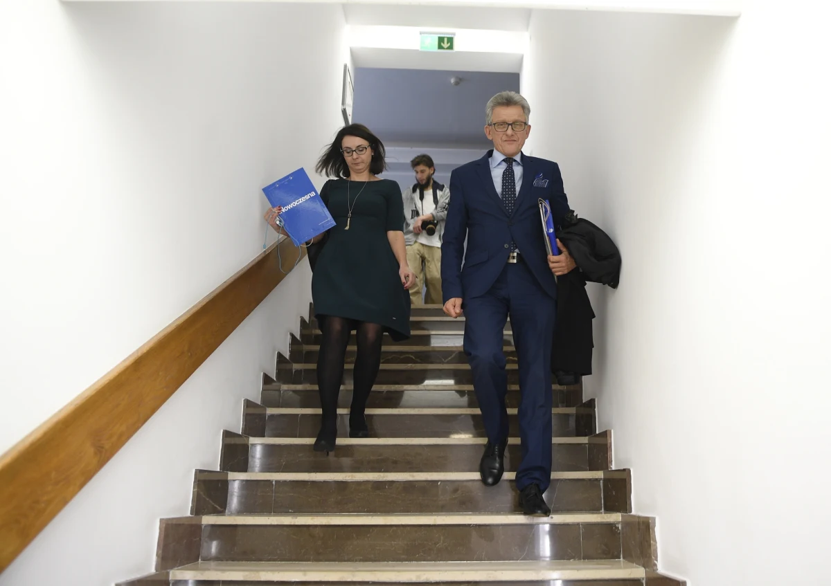 "Nie odwołamy Stanisława Piotrowicza (PiS) z funkcji szefa sejmowej komisji sprawiedliwości" - powiedziała rzeczniczka PiS Beata Mazurek. Zaapelowała też do Platformy Obywatelskiej, aby zajęła się członkami swojej partii, którzy należeli do PZPR.