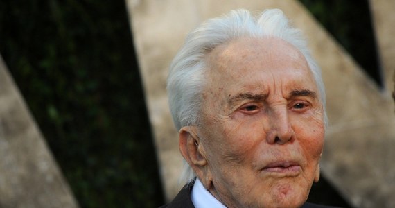 Legenda złotego wieku kina Hollywood, Kirk Douglas, trzykrotnie nominowany do Oscara, w piątek obchodzi - z wielka pompą - setne urodziny. W uroczystościach zorganizowanych przez jego syna Michaela uczestniczy około 200 członków rodziny i przyjaciół.