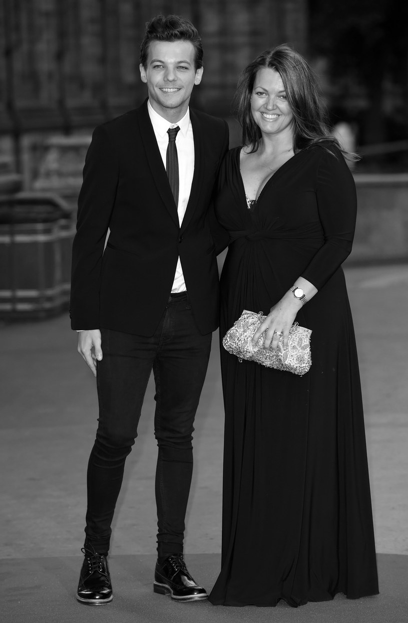 Trzy dni po śmierci matki, Louis Tomlinson wystąpił w brytyjskim "The X Factor". Wsparcia w żałobie udzielili mu koledzy z One Direction.