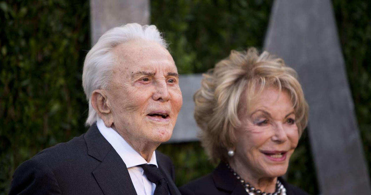 Legenda złotego wieku kina Hollywood, Kirk Douglas, trzykrotnie nominowany do Oscara,  w piątek obchodził - z wielka pompą - setne urodziny. W uroczystościach zorganizowanych przez jego syna Michaela uczestniczyło około 200 członków rodziny i przyjaciół.