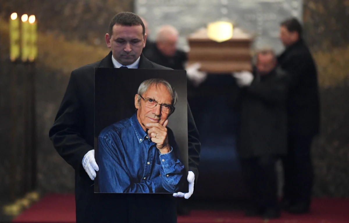 Żegnamy twórcę niezapomnianych opowieści o Polsce i polskiej duszy - napisał prezydent Andrzej Duda o zmarłym 4 grudnia reżyserze Tadeuszu Chmielewskim. Artystę pochowano na warszawskich Powązkach.