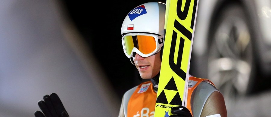 Kamil Stoch wygrał kwalifikacje do sobotniego konkursu Pucharu Świata w skokach narciarskich w Lillehammer. Biało-czerwoni wystąpią w nim w komplecie, bo awans wywalczyło także pięciu pozostałych Polaków, a Maciej Kot z kwalifikacji był zwolniony.