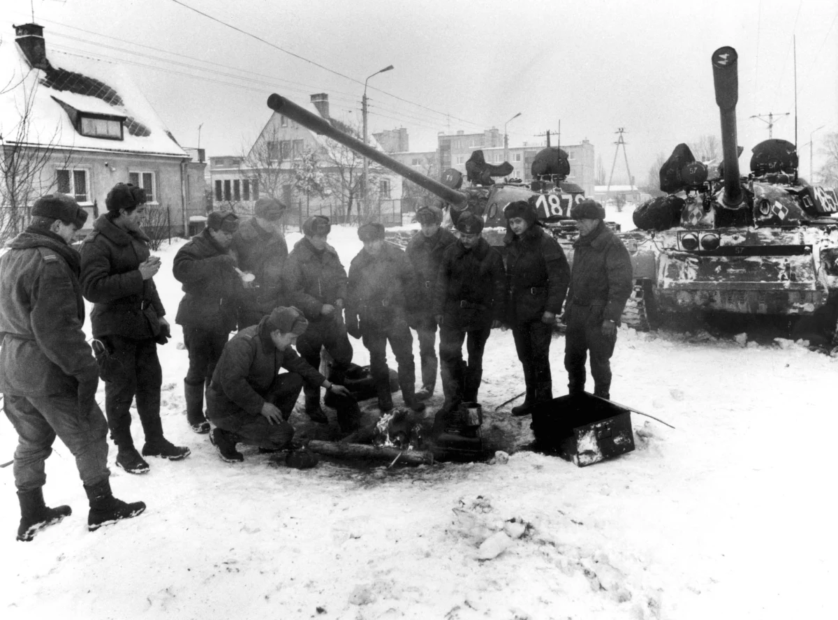 Ponad połowa ankietowanych (58 proc.) nie potrafi podać daty wprowadzenia stanu wojennego w Polsce. Datę tę zna dwóch na pięciu zapytanych (42 proc.) - wynika z sondażu Kantar Public.