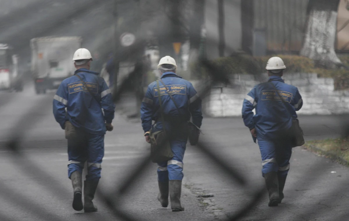 "To oszczędzanie kosztem bezpieczeństwa" - alarmują związkowcy w związku z działaniami Polskiej Grupy Górniczej, która ogranicza liczbę ratowników w kopalni "Ruda" w Rudzie Śląskiej. To zakład, który powstał z połączenia trzech kopalń. Łącznie pracuje tam teraz ponad 400 ratowników. Po zmianach ma ich być około 240. 