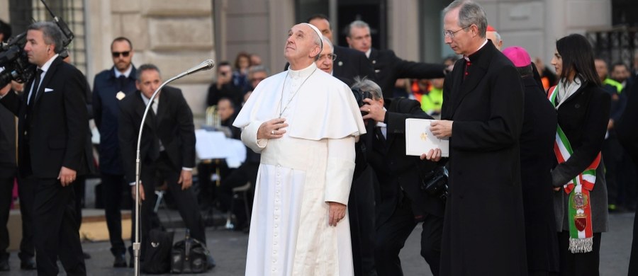 Papież Franciszek skrytykował przywiązanie księży do strojów i "światowego życia". Takie zachowanie prowadzi do śmieszności - powiedział podczas mszy. Podkreślił, że zarówno księża "surowi", jak i ci prowadzący "światowe życie" to "katastrofa".