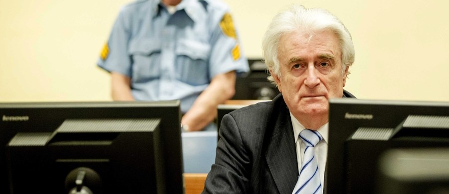 Były przywódca Serbów bośniackich Radovan Karadżić, skazany w tym roku przez trybunał haski na 40 lat więzienia za zbrodnie wojenne, nazwał ludobójstwo, którego dopuszczono się Srebrenicy, "idiotyzmem" i "dziełem obłąkanego umysłu". "Ktokolwiek to zrobił, to był zdrajca narodu serbskiego, który najbardziej zaszkodził serbskim interesom" - powiedział w wywiadzie dla belgradzkiego tygodnika "Nedeljnik".