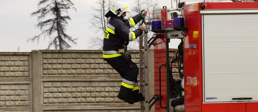 Pożar budynku socjalnego w Starachowicach w województwie świętokrzyskim. Nie żyje 44-letni mężczyzna. Kilkanaście osób trzeba było ewakuować, w tym dzieci. Pożar wybuchł około 4 nad ranem. Na miejscu cały czas pracuje 7 zastępów straży pożarnej.