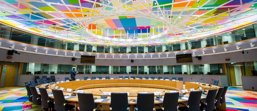 Zmagająca się z kryzysami Unia Europejska doczekała się nowej siedziby, której budowa kosztowała 321 mln euro. W futurystycznym budynku, który przypomina gigantyczne świecące jajo w klatce, będą obradować przywódcy i ministrowie państw Unii Europejskiej. W sobotę mogli go zwiedzić mieszkańcy Brukseli i turyści.